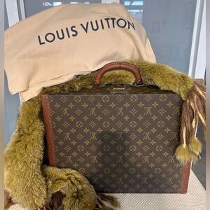 LOUIS VUITTON
Cotteville 45 Vintage Monogram Canvas offers welcome